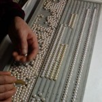 細かくチェックをうけた珠は用途に応じて加工されます。